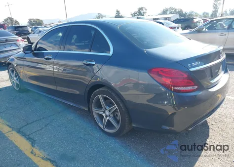 2015 Mercedes-Benz C 300 Sport z USA, uszkodzony, nr VIN 55SWF4JB5FU043788